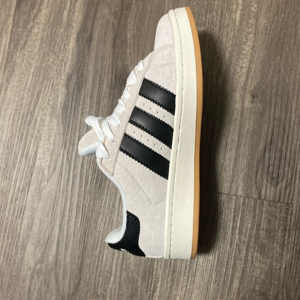 Adidas shoes never worn because they are not my size, ordered them form dhgate.